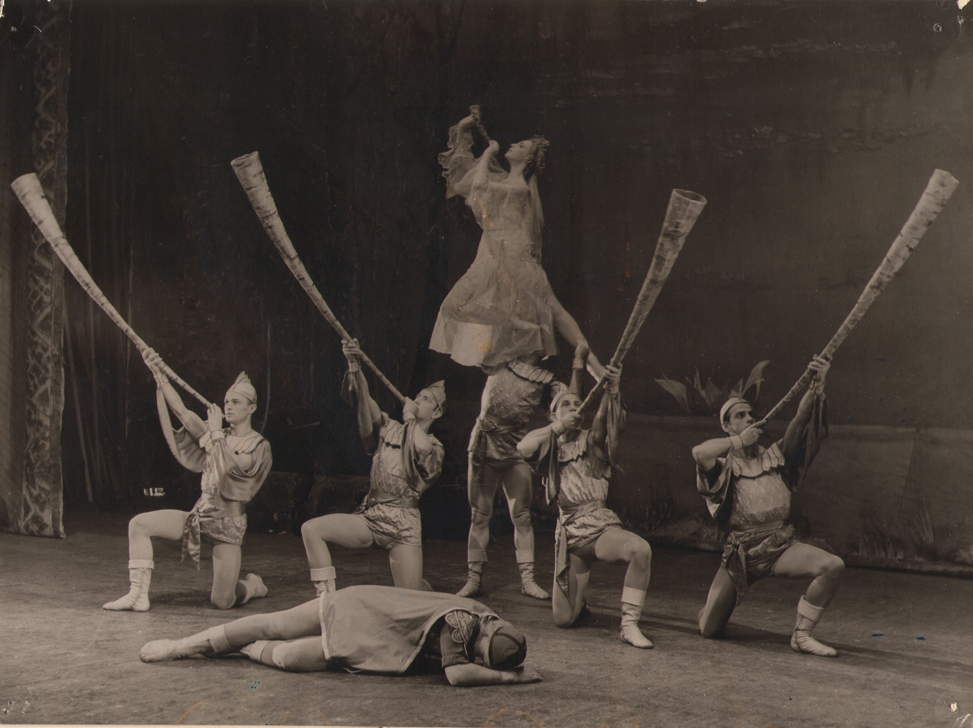 Foto. Ballett KULLAKETRAJAD (II vaatus. Meelike - Tiiu Randviir, Ülo - Ilmar Silla, Vetepojad), 1956.