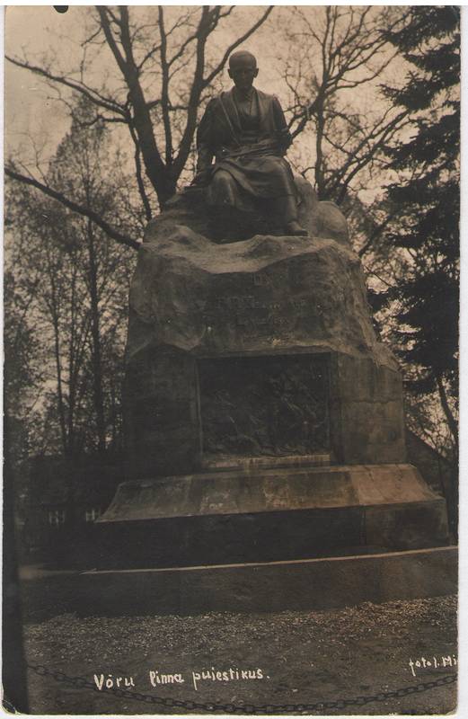 Foto. Fr. R. Kreutzwaldi mälestussammas Võru pargis.