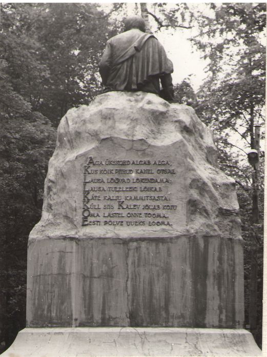 Foto. Dr. Fr. R. Kreutzwaldi mälestussammas enne restaureerimist (tagantvaates). Võru, 1976.