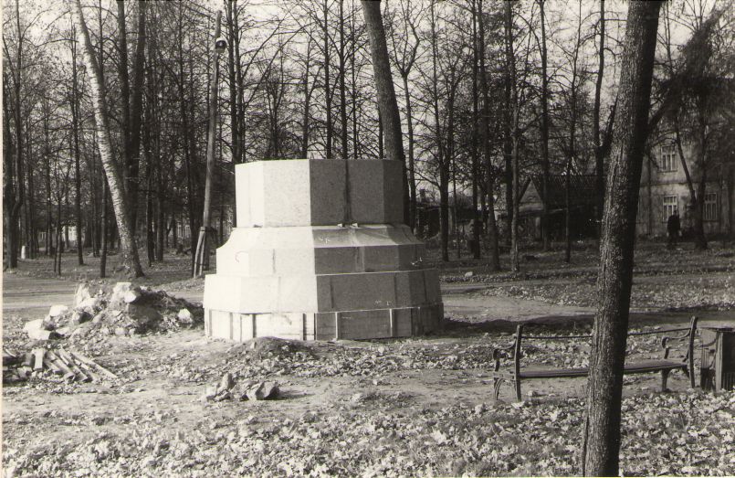 Foto. Fr. R. Kreutzwaldi mälestussamba uus alus. Võru, 1987.