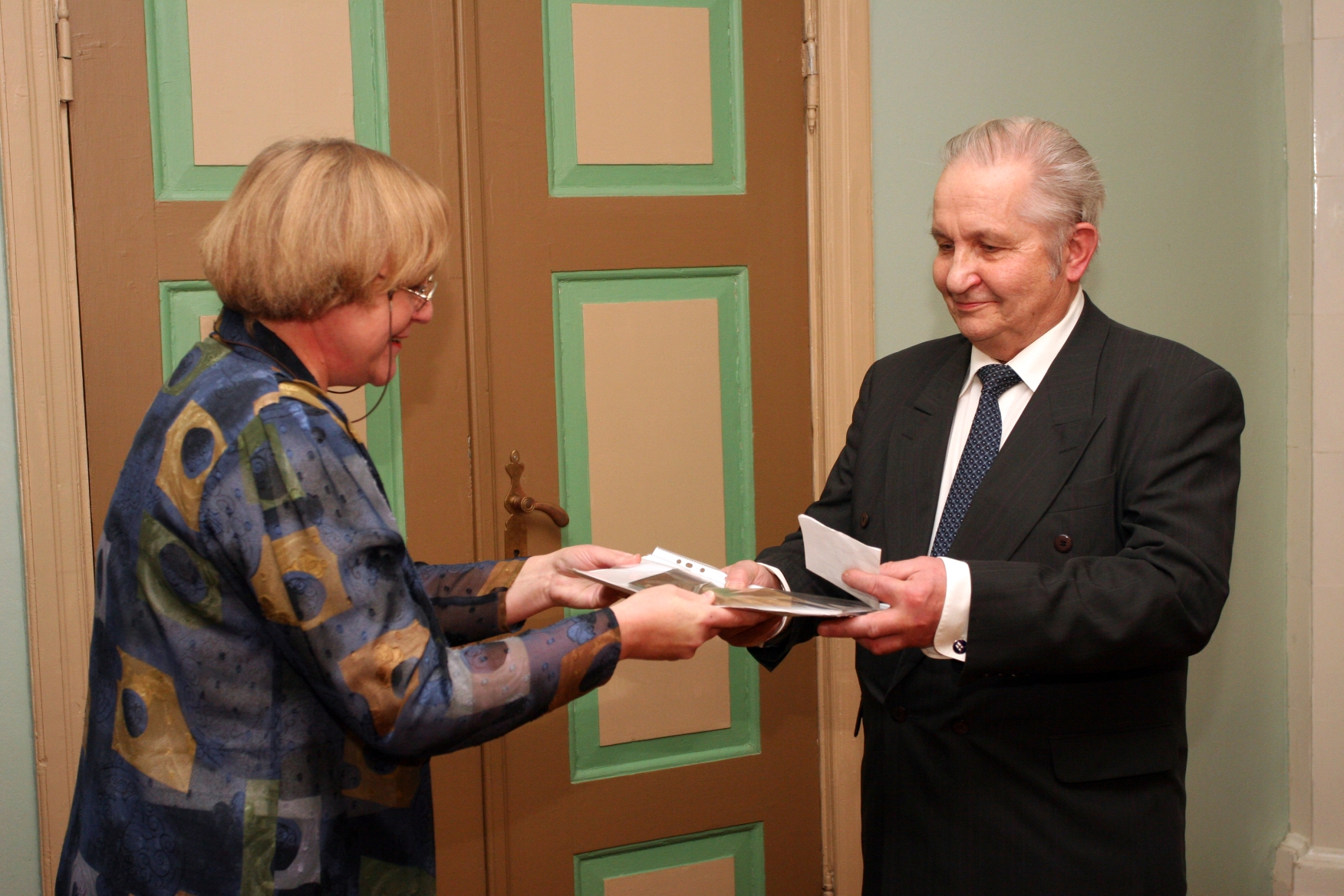 Foto. Kreutzwaldi mälestuspäev. KYÖSTI KETTUNEN võtab vastu mälestusmedalit. Võru, 14.12.2006.