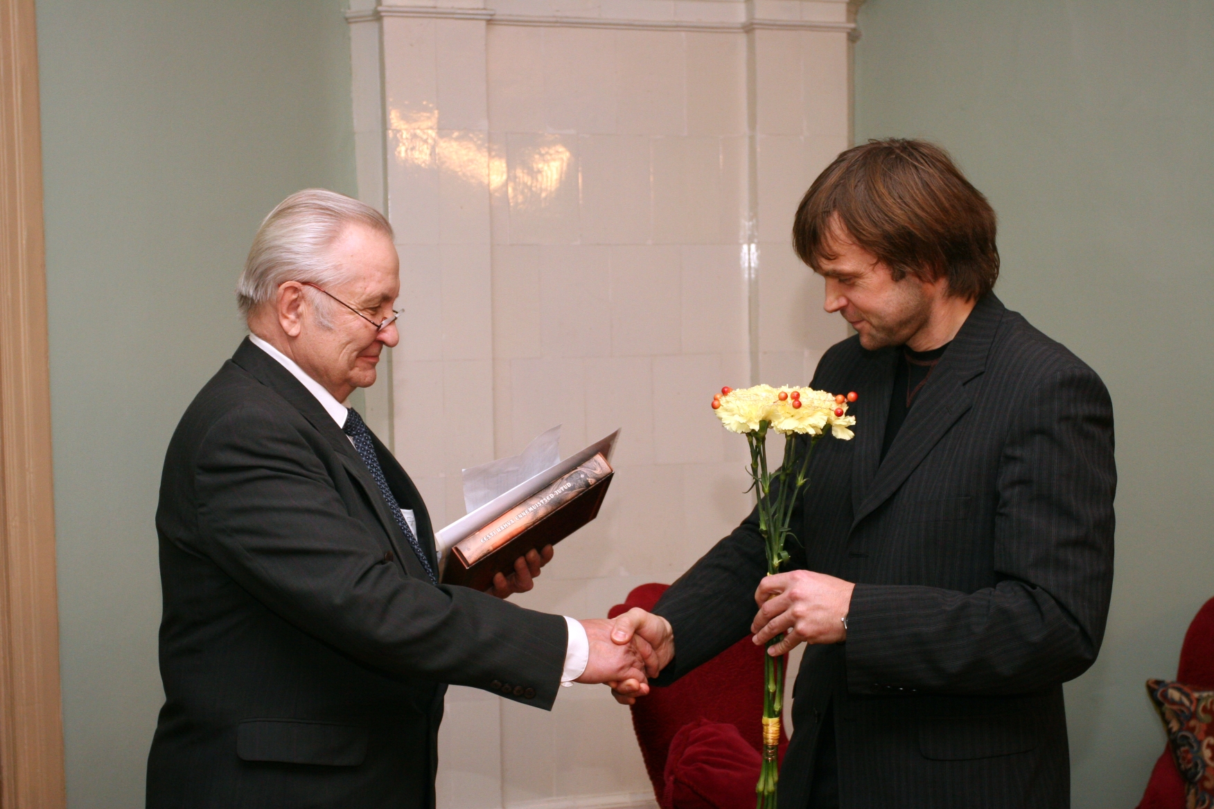 Foto. Kreutzwaldi mälestuspäev. KYÖSTI KETTUNENI õnnitleb A. Nigol. Võru, 14.12.2006.