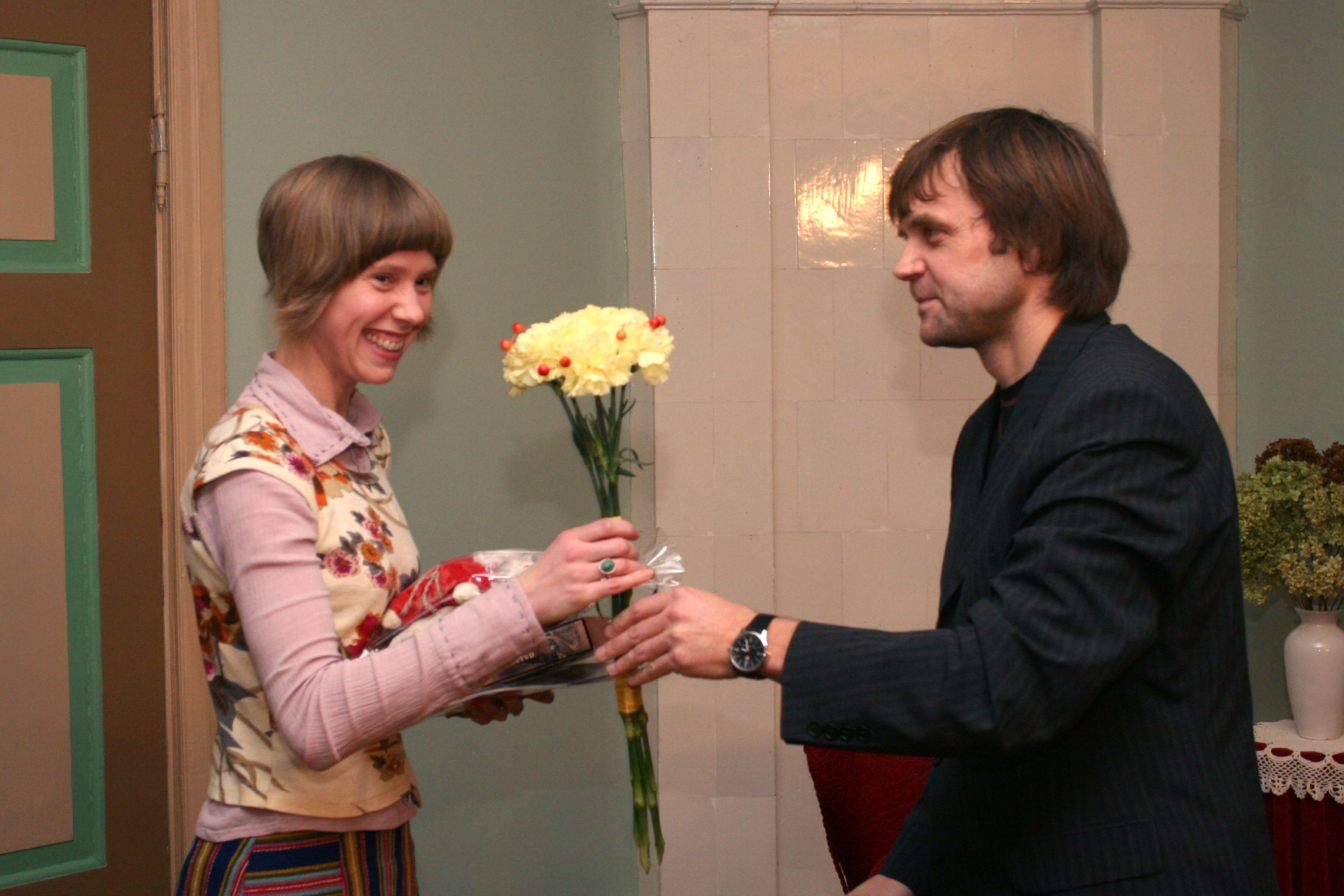 Foto. Kreutzwaldi mälestuspäev. KATARIINA LAUKU õnnitleb A. Nigol. Võru, 14.12.2006.