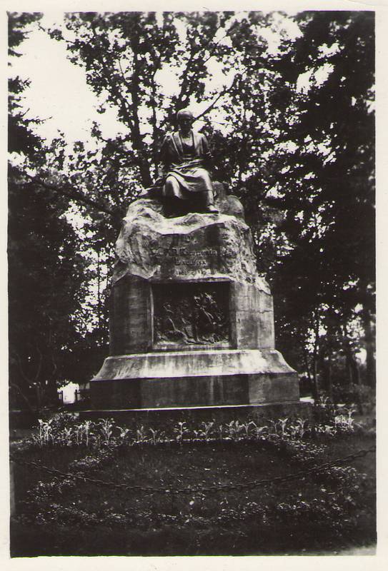 Foto.  Fr. R. Kreutzwaldi mälestussammas Võrus.