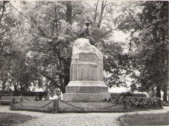 Foto. Dr. Fr. R. Kreutzwaldi mälestussammas enne restaureerimist (külgvaates). Võru, 1976.