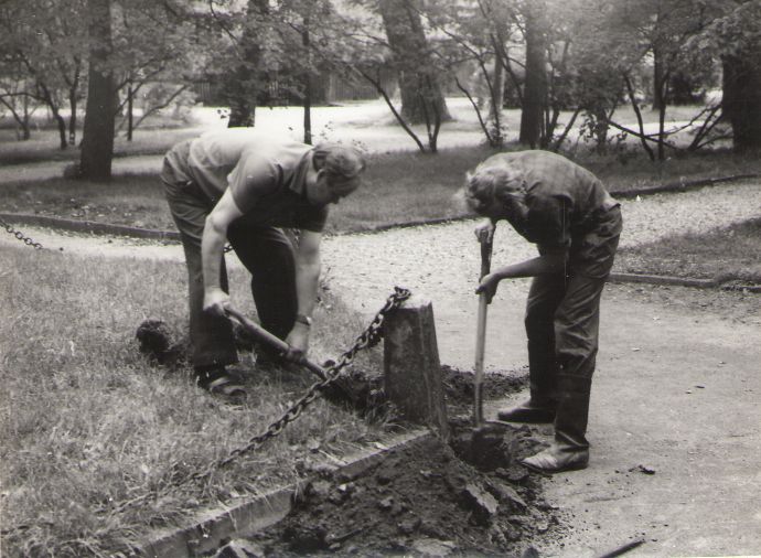 Foto. Fr. R. Kreutzwaldi ausamba restauraatorid Cornelius Tamm ja Jaan Märss töötamas. Võru, 1976.
