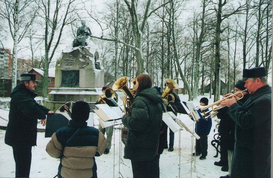 Foto. Kreutzwaldi mälestuspäev. MISSO PASUNAKOOR KREUTZWALDI MÄLESTUSSAMBA JUURES. Võru, 2003.