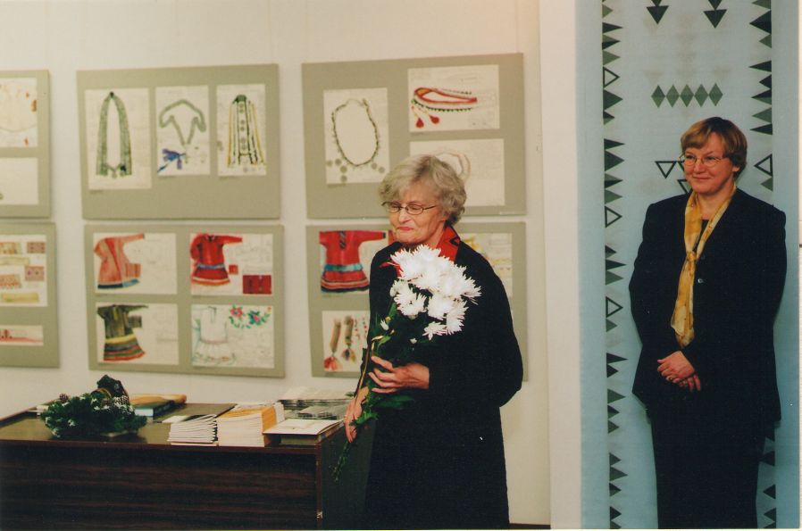 Foto. Kreutzwaldi mälestuspäev. HEIVI PULLERITS ja SIIRI TOOMIK VÕRUMAA MUUSEUMIS. Võru, 2003.
