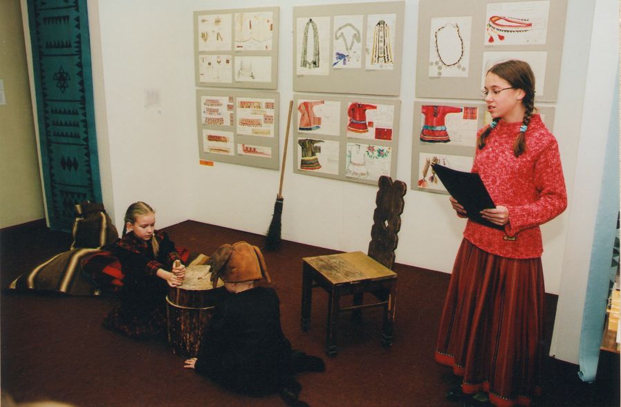 Foto. Kreutzwaldi mälestuspäev. VKG õpilased lavastuses VAESLAPSE KÄSIKIVI. Võru, 2003.