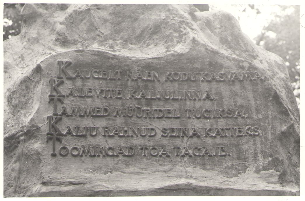 Foto. Tekst Fr. R. Kreutzwaldi mälestussambal enne restaureerimist. Võru, 1976.