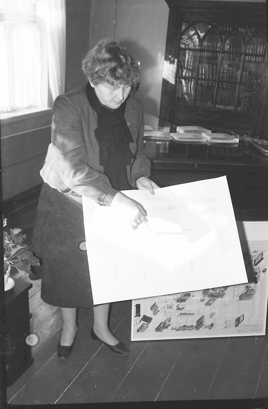 Foto. L. Pärtelpoeg tutvustab Dr. Fr. R. Kreutzwaldi Memoriaalmuuseumi plaani. Võru, 1989.
