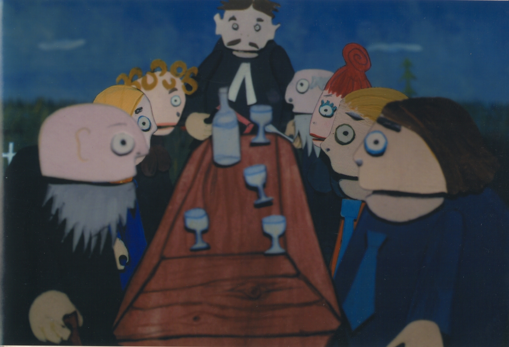 Foto. Näitus NALJAKAS HÄRJAMÜÜMINE (matuselised kirikuõpetaja kirstu ümber). Võru, 2005.