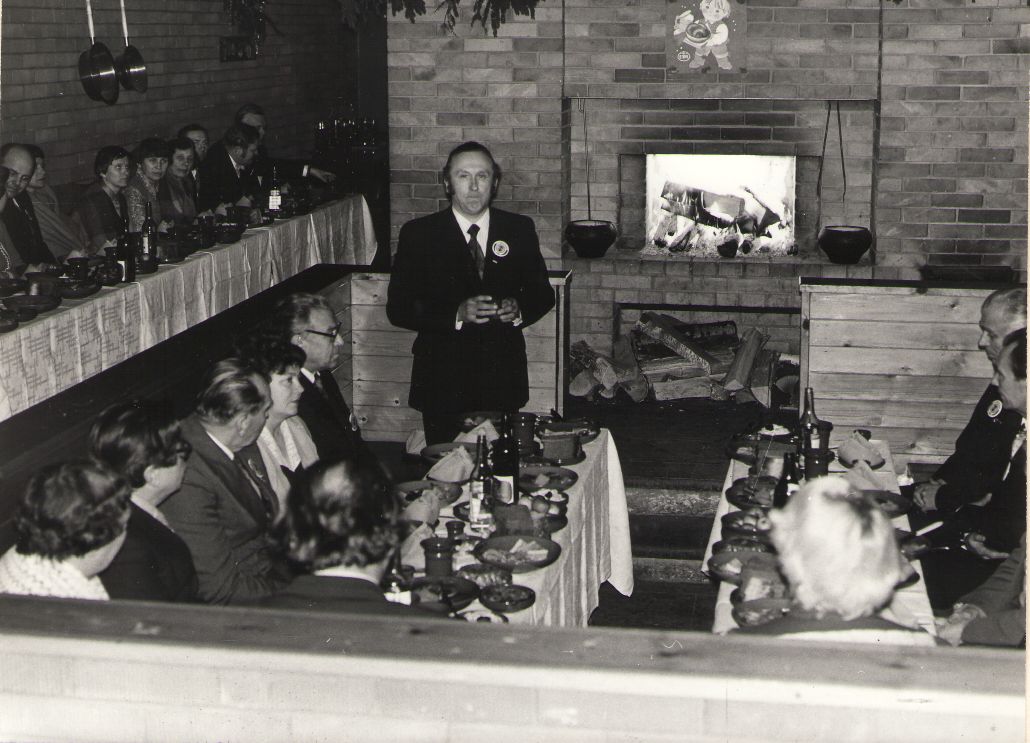 Foto. Fr. R. Kreutzwald 175, E. Saarik avamas pidulikku koosviibimist VÕHANDU trahteris. Võru, 1978.