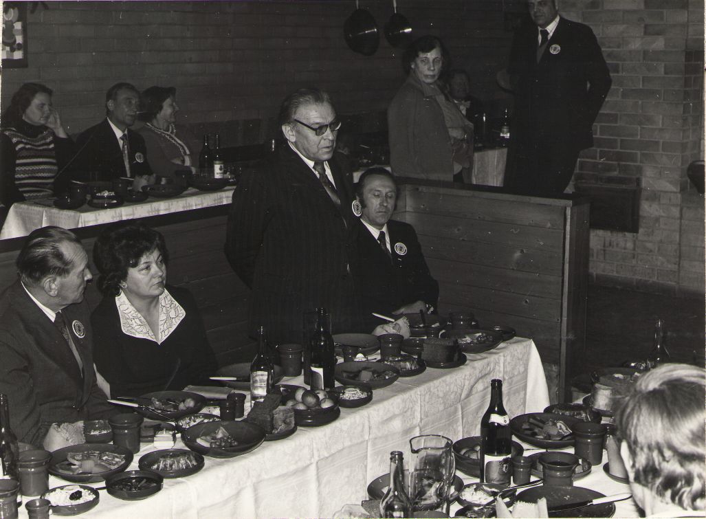 Foto. Fr. R. Kreutzwald 175, pidulikul koosviibimisel VÕHANDU trahteris esineb F. Eisen. Võru, 1978.
