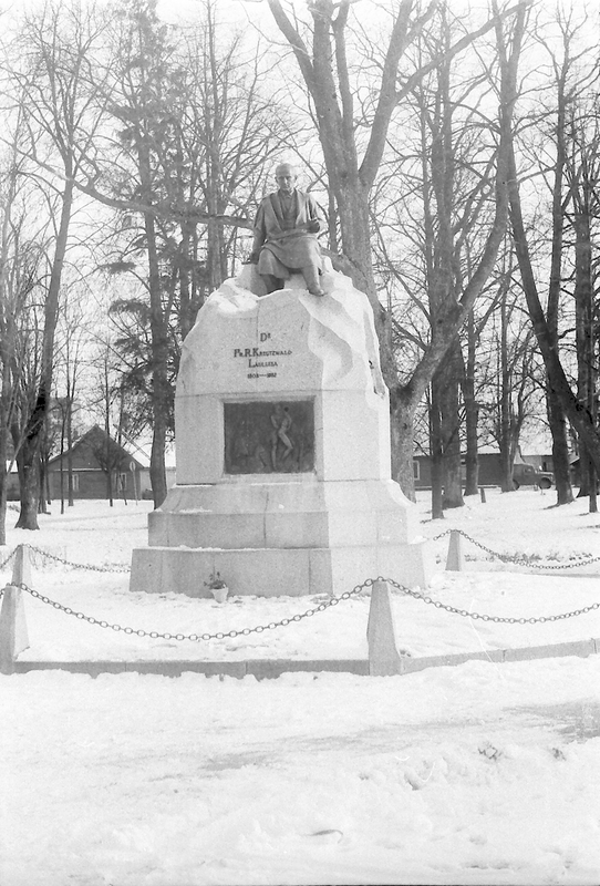 Foto. Fr. R. Kreutzwaldi mälestussammas. Võru, 1990.