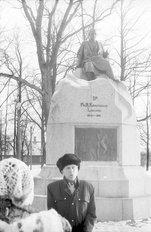 Foto. A. Krull esinemas Fr. R. Kreutzwaldi mälestussamba juures. Võru, 1990.
