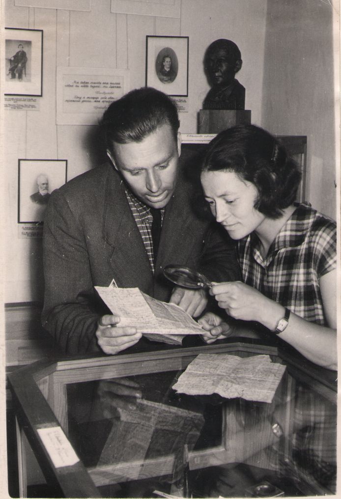 Foto. Dr. Fr. R. Kreutzwaldi Memoriaalmuuseumi direktor A. Krull ja muuseumi töötaja E. Veskisaar.