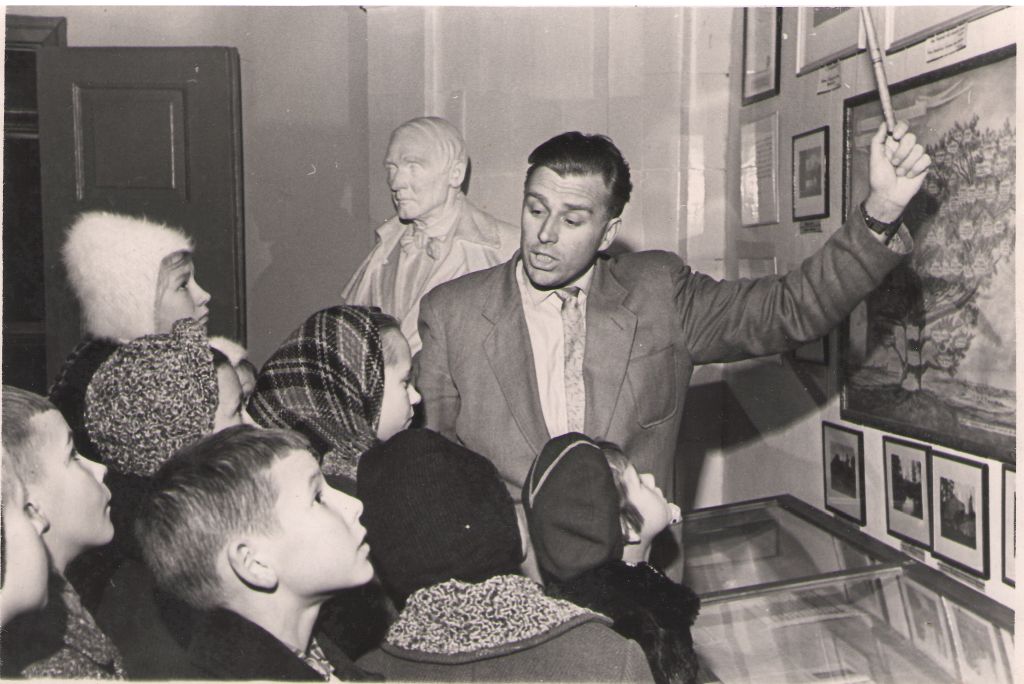 Foto. Dr. Fr. R. Kreutzwaldi Memoriaalmuuseumi direktor A. Krull õpilastega muuseumis.