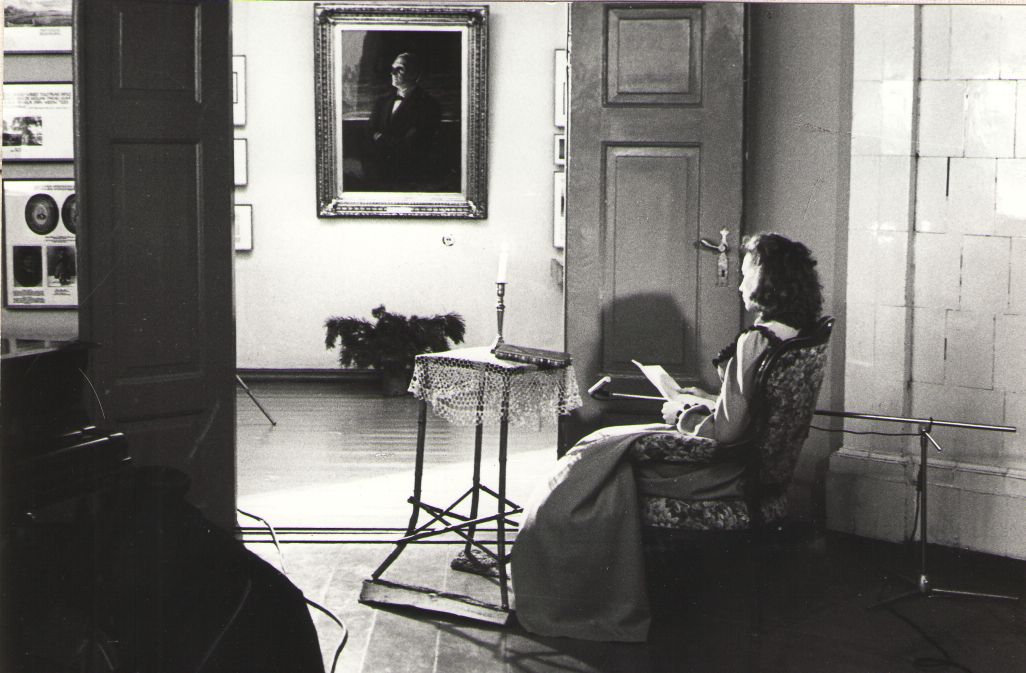 Foto. ETV saade SUURI MEISTREID. Näitleja Eve Maremäe (L. Koidula osas). Võru, 1981.