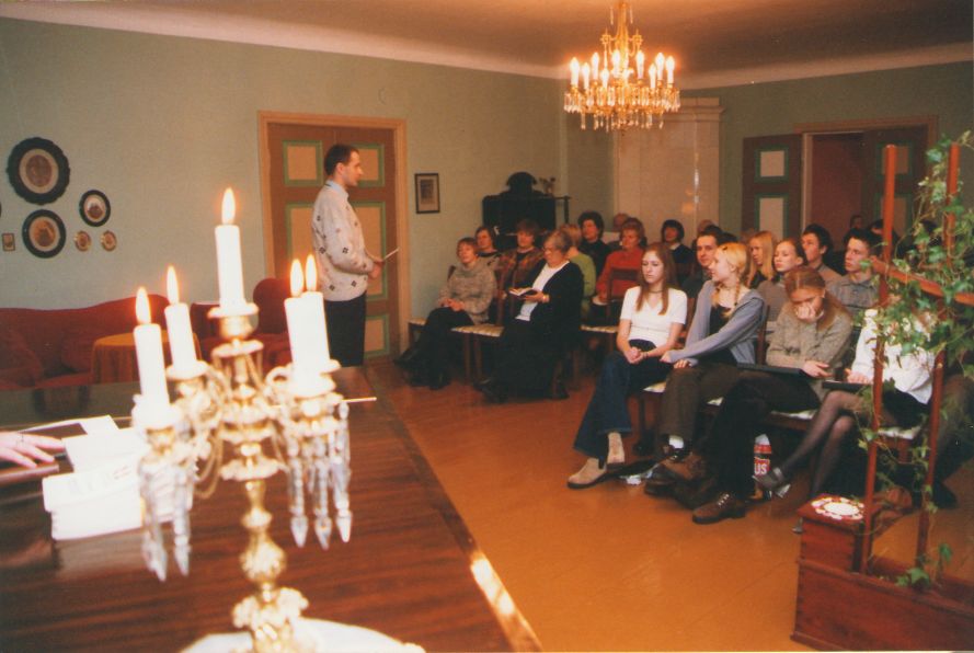 Foto. Esineb Ott Ojaveer Fr. R. Kreutzwaldi mälestuspäeval. Võru, 1999.