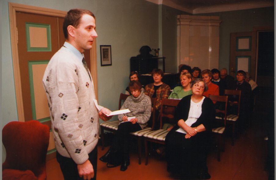 Foto. Esineb Ott Ojaveer Kreutzwaldi mälestuspäeval. Võru, 1999.