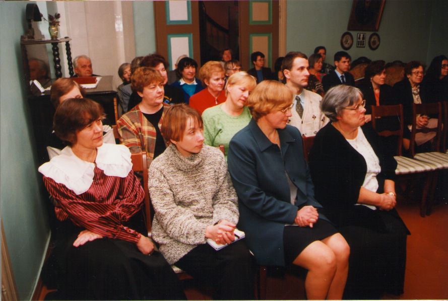 Foto. Publik saalis Kreutzwaldi mälestuspäeval. Võru, 1999.