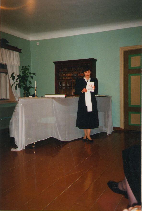 Foto. Aimi Hollo esinemas Kreutzwaldi mälestuspäeval. Võru, 20.12.1998.