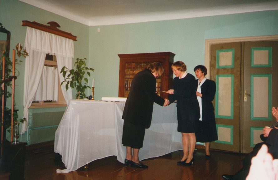 Foto. S. Toomik annab Meeri Särele üle Kreutzwaldi mälestusmedali Kreutzwaldi mälestuspäeval. Võru, 20.12.1998.