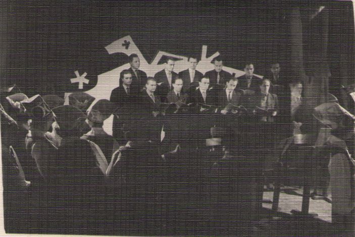 Foto. Eesti Raadio Segakoor ja Haridustöötajate a/ü Naiskoor esinemas Kalevipoja I saates, Tallinna Telestuudios, 1961.