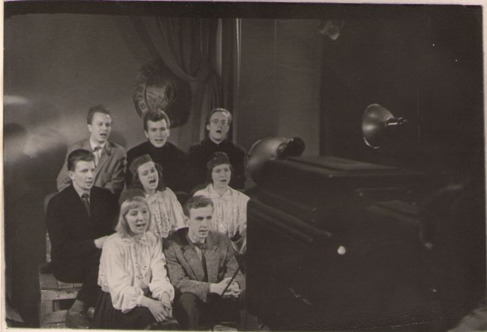Foto. Tallinna Riikliku Konserv. lavakunsti kateedri üliõpilased esinemas Kalevipoja I saates, Tallinna Telestuudios, 1961.
