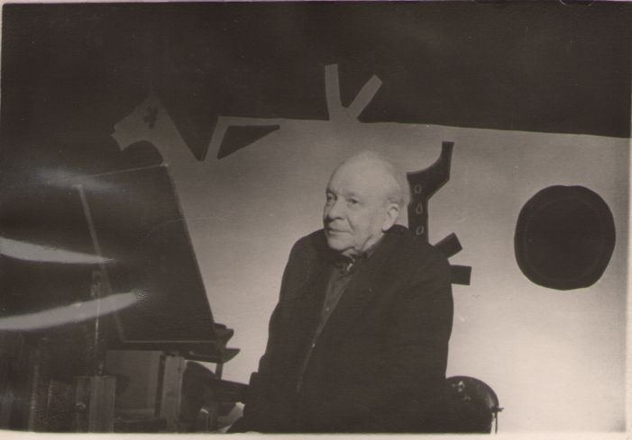 Foto. ENSV rahvakunstnik Hugo Laur loeb katkendit eeposest Kalevipoja I saates, Tallinna Telestuudios, 1961.