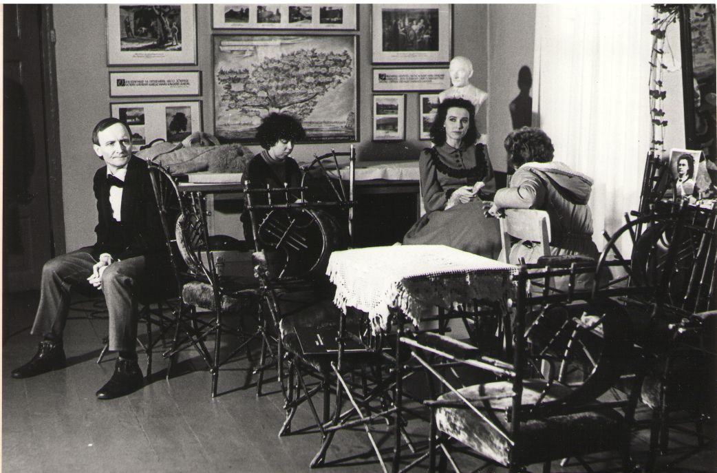 Foto. ETV saade SUURI MEISTREID. Näitlejad M. Klooren ja E. Maremäe videosalvestuse puhkehetkel. Võru, 1981.
