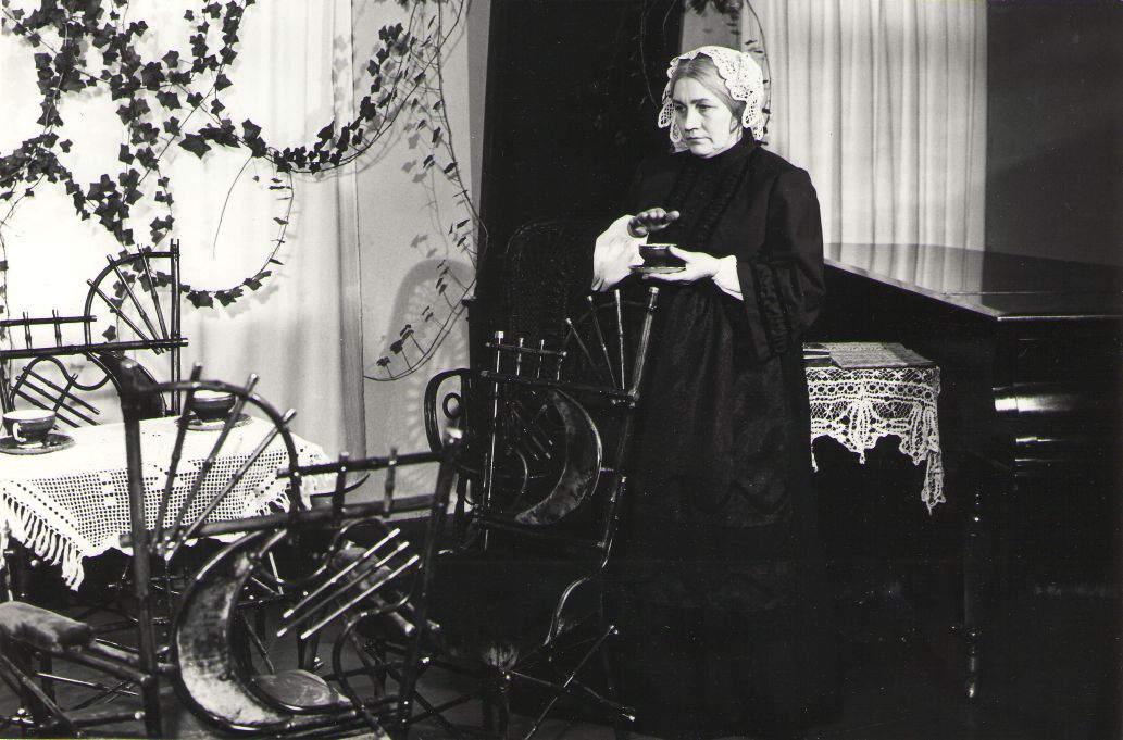 Foto. ETV saade SUURI MEISTREID. Näitleja Karin Garder Dr. Fr. R. Kreutzwaldi Memoriaalmuuseumi saalis. Võru, 1981.