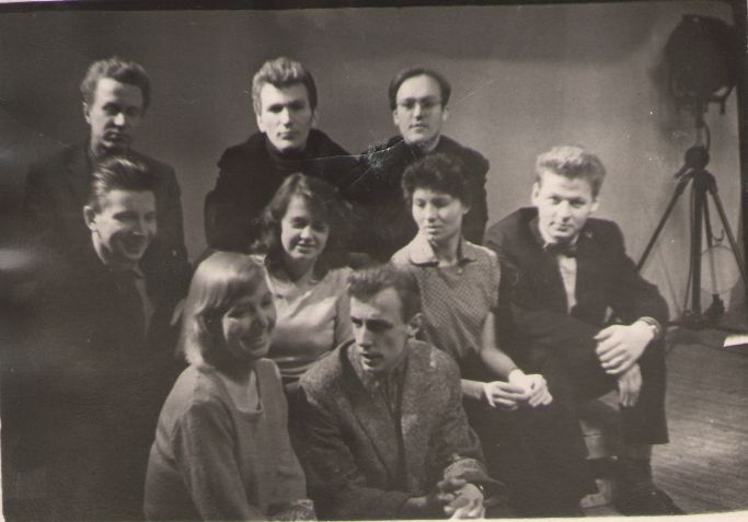 Foto. Tallinna Riikliku Konservatooriumi lavakunsti üliõpilased esinemas Kalevipoja I saates, Tallinna Telestuudios, 1961.