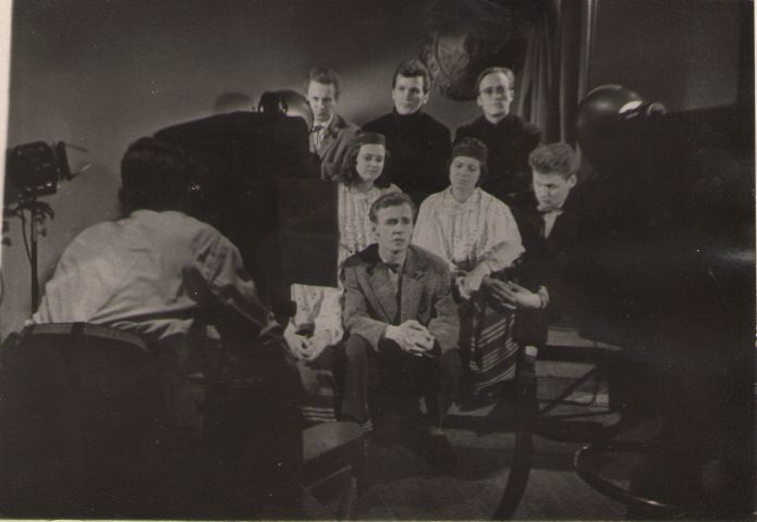Foto. Tallinna Riikliku Konservatooriumi lavakunsti üliõpilased esinemas Kalevipoja I saates, Tallinna Telestuudios, 1961.