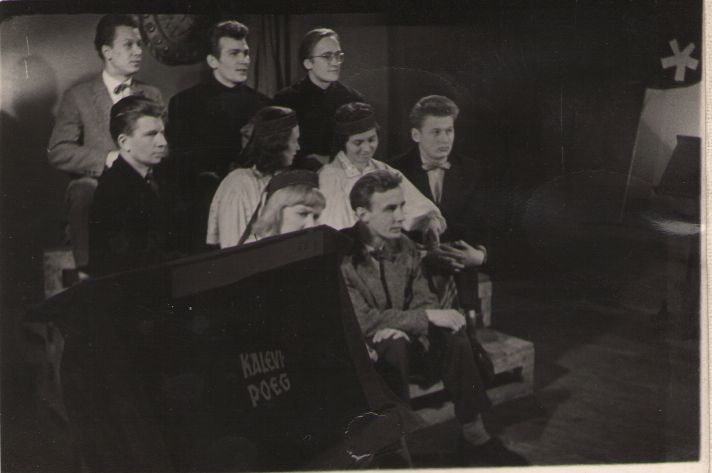Foto. Tallinna Riikliku Konservatooriumi lavakunsti üliõpilased esinemas Kalevipoja I saates, Tallinna Telestuudios, 1961.