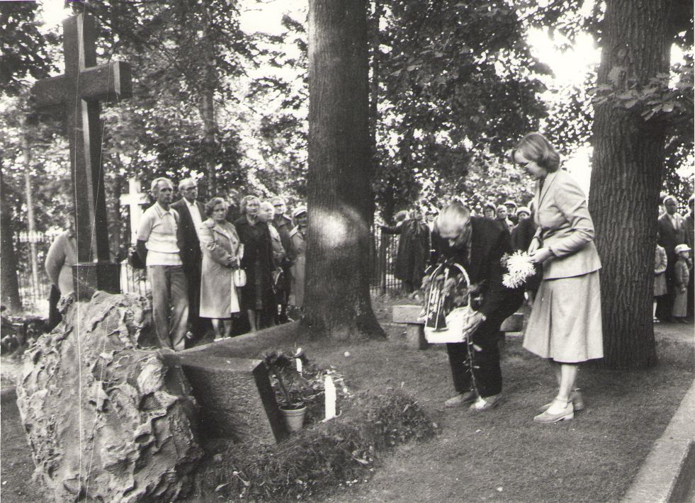 Foto. Dr. Fr. R. Kreutzwaldi Memoriaalmuuseumi töötajad A. Krull ja S. Toomik Fr. R. Kreutzwaldi kalmul. Tartu, 1982.
