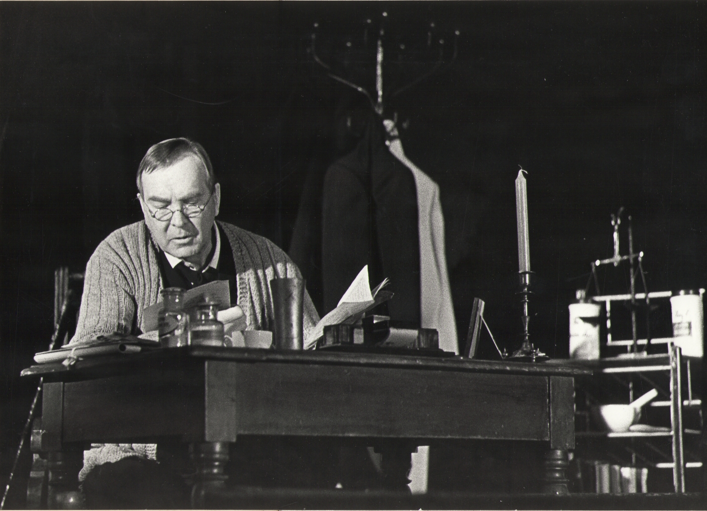 Foto. Näitleja Heino Mandri (Fr. R. Kreutzwald) etenduses VIRU LAULIK JA KOIDULA. 1982.