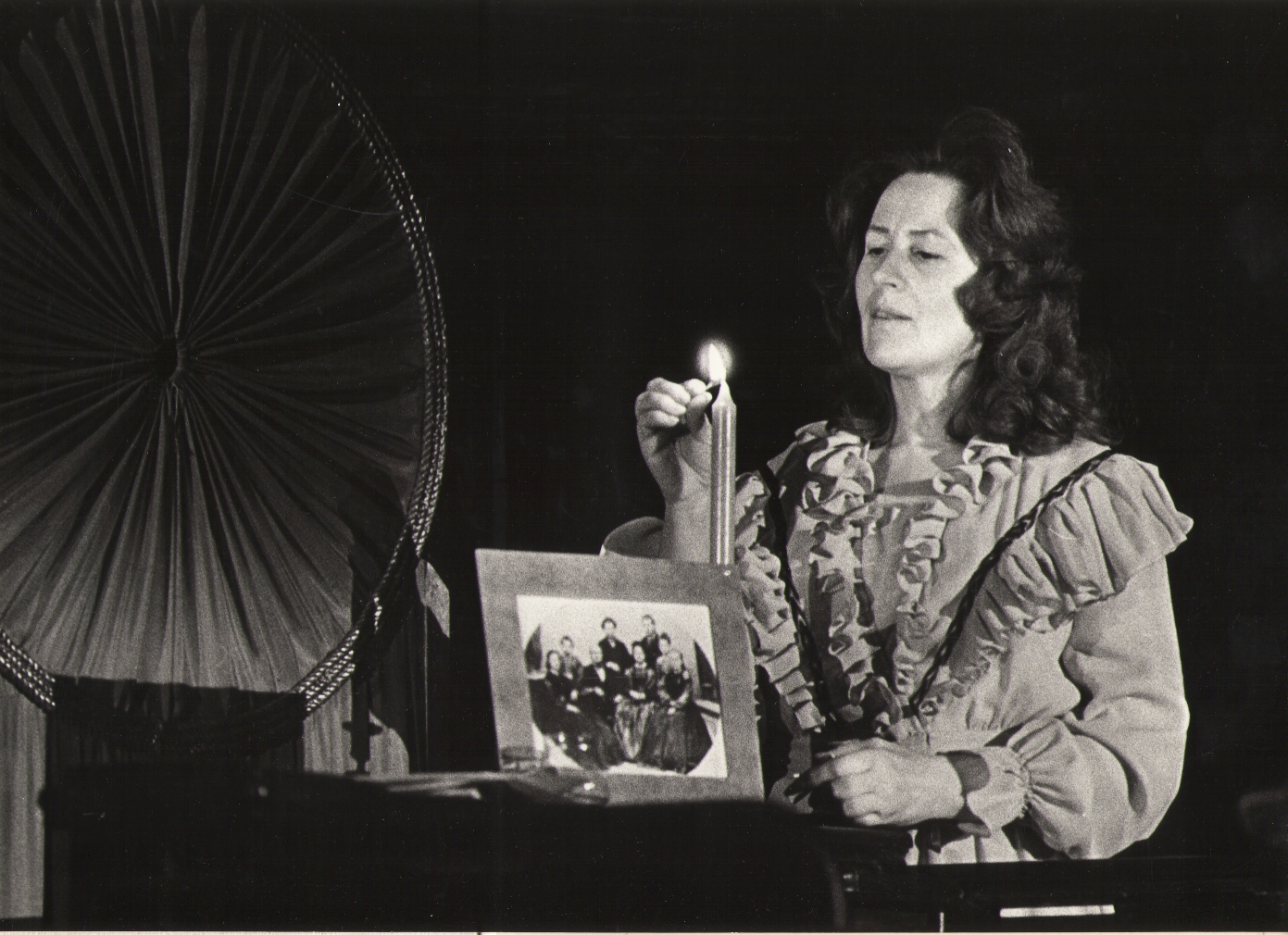 Foto. Näitleja Meeli Sööt (Lydia Koidula) etenduses VIRU LAULIK JA KOIDULA. 1982.