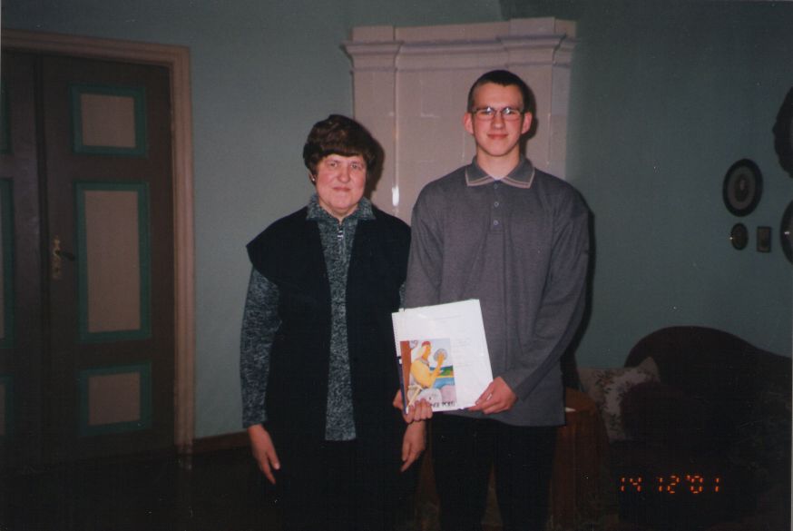 Foto. Margus Klaan emaga Fr. R. Kreutzwaldi mälestuspäeval. Võru, 14.12.2001.