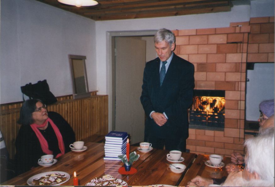Foto. Aarand Roos Fr. R. Kreutzwaldi mälestuspäeval muuseumi teemajas. Võru, 14.12.2001.