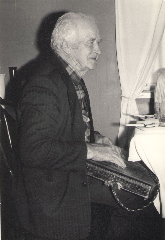 Foto. Eduard Tagamets esinemas A. Krulli 70. sünnipäeval. Võru, 07.09.1992.