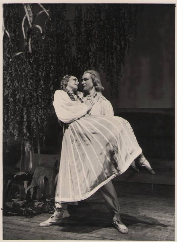 Foto. Ballett KALEVIPOEG - Kalevipoja (F. Veike) kohtumine Saarepiigaga (G. Raudsepp). 1948.