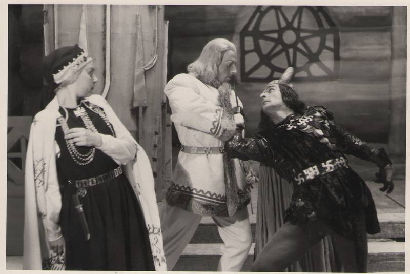 Foto. Ballett KALEVIPOEG - Sorts (B. Blinov) tahab Lindat (J. Arg) kosida. 1948.
