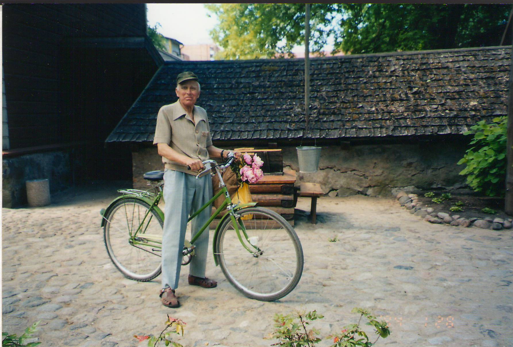 Foto. Krull, Aleksander  Kreutzwaldi Muuseumi õuel.
