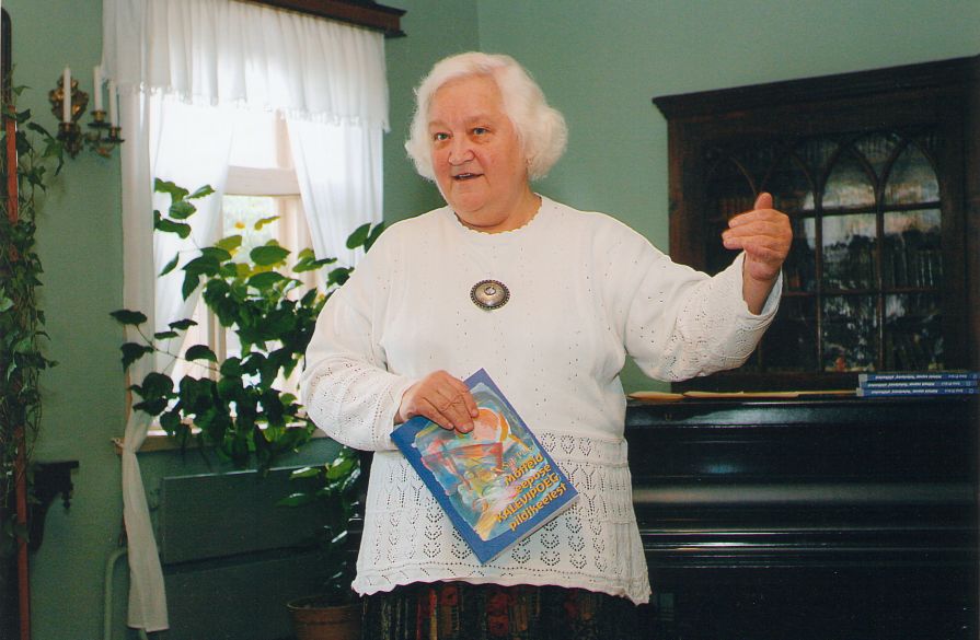 Foto. SIRJE PURGA Kreutzwaldi Memoriaalmuuseumis raamatu esitlusel. Võru, 13.10.2004.
