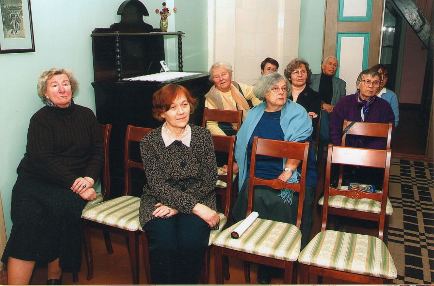 Foto. PUBLIK Kreutzwaldi Memoriaalmuuseumi saalis raamatu esitlusel. Võru, 13.10.2004.