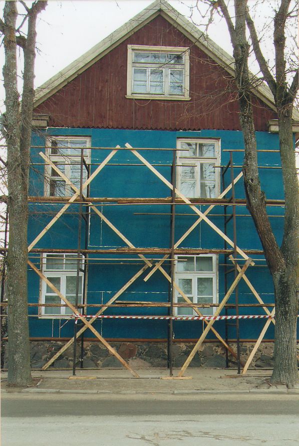 Foto. Muuseumi kõrvalmaja otsa remont. Võru, 2005.