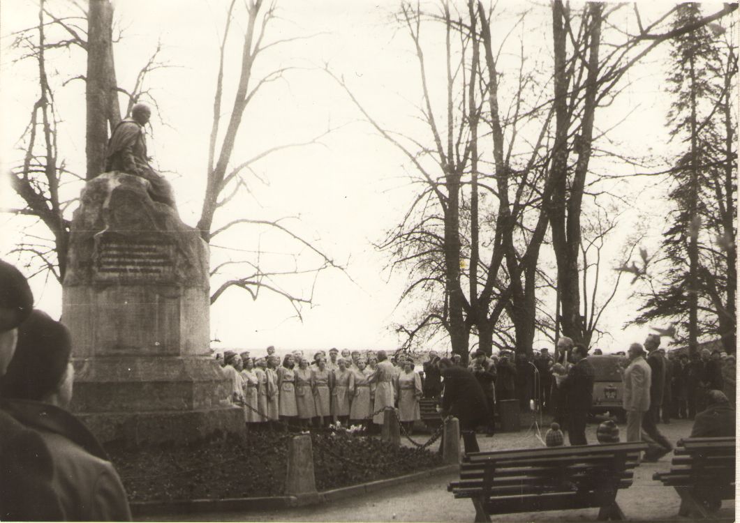 Foto. Haigla avamise pidustused Võrus, Fr. R. Kreutzwaldi mälestussamba juures, 1982.