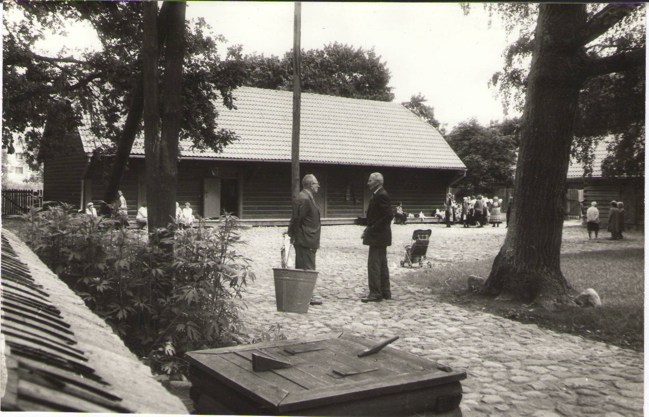 Foto. Vaade Dr. Fr. R. Kreutzwaldi Memoriaalmuuseumi õuele. Võru, 1994.